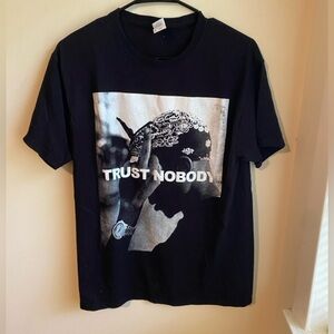 Fruit of the Loom ‘trust no one’ graphic tee